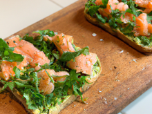 Bruschetta de saumon au pesto de roquette et origan frais