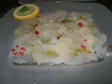 Carpaccio de Saint-Jacques fumées à l'aneth et aux baies rouges