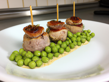 Ris de veau en brochette de réglisse, crème de petits pois