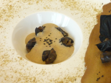 Espuma de topinambours à la pistache et sa tuile fricassée d'escargots