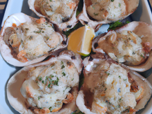 Coquillages farcis, chèvre frais et pignons