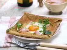 L’astuce de ce chef permet de transformer du simple pain rassis en crêpes