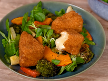 Salade d’hiver au camembert pané