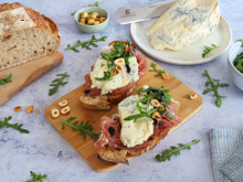 Bruschetta au Gorgonzola AOP, jambon de Parme, noisettes grillées et roquette