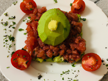 Tartare de tomate, avocat et sa chiffanade de seranno