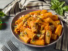 “Je sers ce plat à ma table tous les étés” : Laurent Mariotte dévoile une recette qui marie à merveille les pâtes et les aubergines !