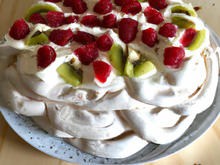 Pavlova aux framboises et kiwis