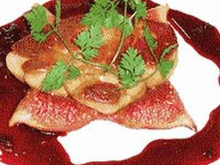 Foie gras de canard poêlé aux figues,miroir de cassis et son miel de fleurs