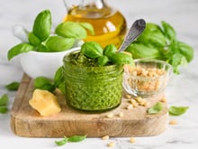 Découvrez le secret du pesto maison du chef italien Simone Zanoni pour des pâtes inoubliables !