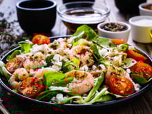 Salade de crevettes avec tomates et féta