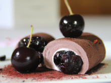 Roulé à la mousse au chocolat et cerises noires