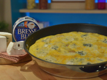 Omelette aux pommes de terre et au Bresse Bleu