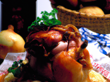 Chapon à la bressane et sa garniture au jambon, oignons et pieds de cochon