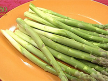 Eplucher des asperges vertes