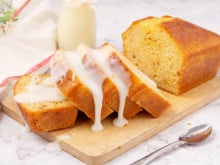 Cyril Lignac partage sa recette très simple du cake au citron et son astuce magique pour le rendre hyper moelleux