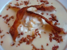 Velouté de cocos de paimpol, lard et Boursin cuisine, échalotes et ciboulette