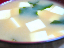 Soupe miso au tofu et au wakame