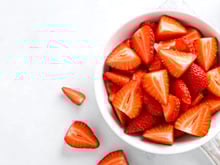 Citron, menthe ou balsamique : 3 exhausteurs de goût naturels pour sucrer vos fraises autrement