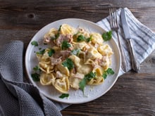 Ces tortellini à la crème et au jambon sont parfaits pour un dîner express en semaine
