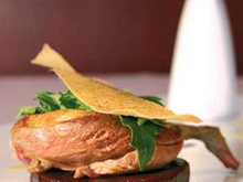 Volaille fermière du Béarn au foin et morilles