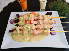 Brochette mixte bœuf-poulet, sauce au Cantal Vieux