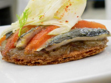 Tarte fine à la tomate et sardine, moutarde et fenouil