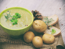 “On a besoin de bonnes vitamines” : Cyril Lignac dévoile sa recette saine et délicieuse de velouté d’épinards