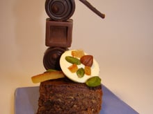 Ma petite pyramide de douceurs : mirliton cacao agrumes confits, chocolat caramel fleur de sel, chocolat ganache gianduja et mendiant fruits secs