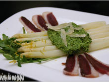 Asperges au pesto de roquette aux pistaches