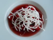 Soupe de vin rosé aux framboises, vermicelles de riz soufflés