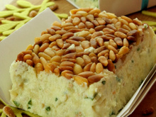 Terrine de pommes de terre aux herbes fraîches, pignons et Roquefort Papillon