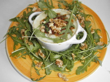 Œufs cocotte à la crème de roquefort, noix et roquette