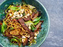 “C’est si simple de voyager” : Cyril Lignac partage une délicieuse recette de boeuf sauté sauce soja dans Tous en cuisine !