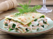 “J’en ai assez de voir cette recette maltraitée” : Laurent Mariotte vous propose ses délicieuses lasagnes de saumon aux épinards