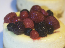 Cheescake au St Môret® et fruits rouges sur pain perdu Harrys : des saveurs de mon enfance