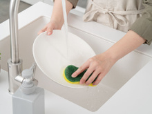 Découvrez pourquoi vous devriez arrêter de verser le produit directement sur l'éponge lorsque vous faites la vaisselle