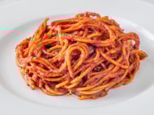 Découvrez cette recette italienne pour cuire les pâtes directement dans la sauce tomate, pour un maximum de saveurs