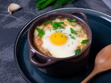 C’est la recette parfaite du dimanche soir : un oeuf cocotte au reblochon, simple et réconfortant