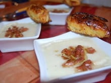 Velouté de chou-fleur, lardons et flûte de sésame