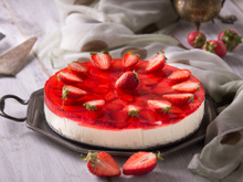 Simone Zanoni partage sa recette ultra rafraîchissante de cheesecake glacé aux fraises, idéale pour les beaux jours !