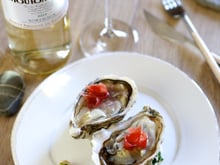 Huîtres, copeaux de jambon, mouillettes aux algues