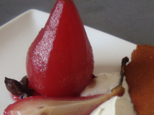 Poires pochées au jus d'hibiscus, chantilly vanillée