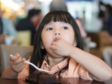 "La version industrielle est catastrophique" : un chimiste reconnu met en garde sur ce gâteau très apprécié par les enfants !