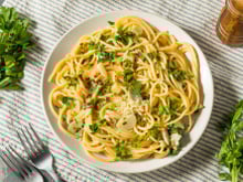 “Une de mes pâtes préférées” : Luana Belmondo dévoile sa délicieuse recette de spaghettis au persil !