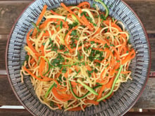 Nouilles sautées faciles aux carottes, courgettes et sauce soja