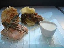 Filets de saumon, lasagnes de légumes et crème à l'ail