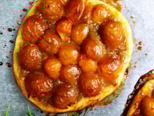 Tartelettes fines aux mirabelles, compote de rhubarbe et caramélisées au miel de romarin