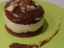 Gâteau au chocolat, à la pomme de terre, chantilly au café et amandes grillées