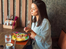 “Solo dining” : pourquoi de plus en plus de français adorent manger seuls au restaurant