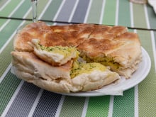 Connaissez-vous le bolo do caco ? Cette gourmandise à la patate douce fait fondre Madère !